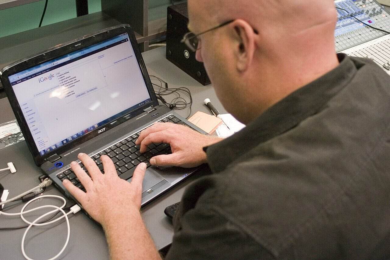 Laptop google search
